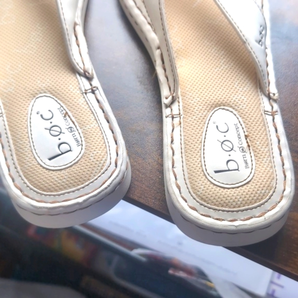 B.o.c Women's Size 8 White Leather Slip-On Flat Sandals / Flip Flops - Picture 4 of 11
